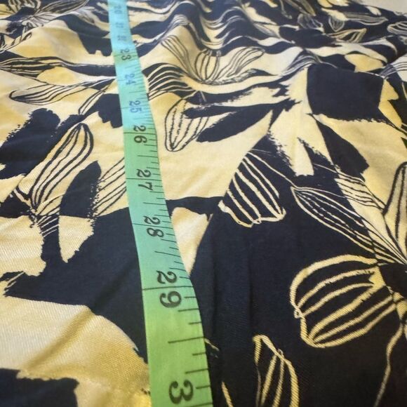 NWT COMO BLU NWT PLUS Women 3x White Navy/Dark Blue Floral Flowy ,V-Neck - Picture 5 of 7